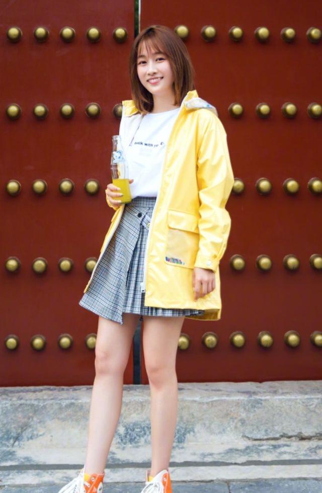 黑魔仙严莉莉首次尝试加长版匡威就穿出堆堆袜效果这腿神了