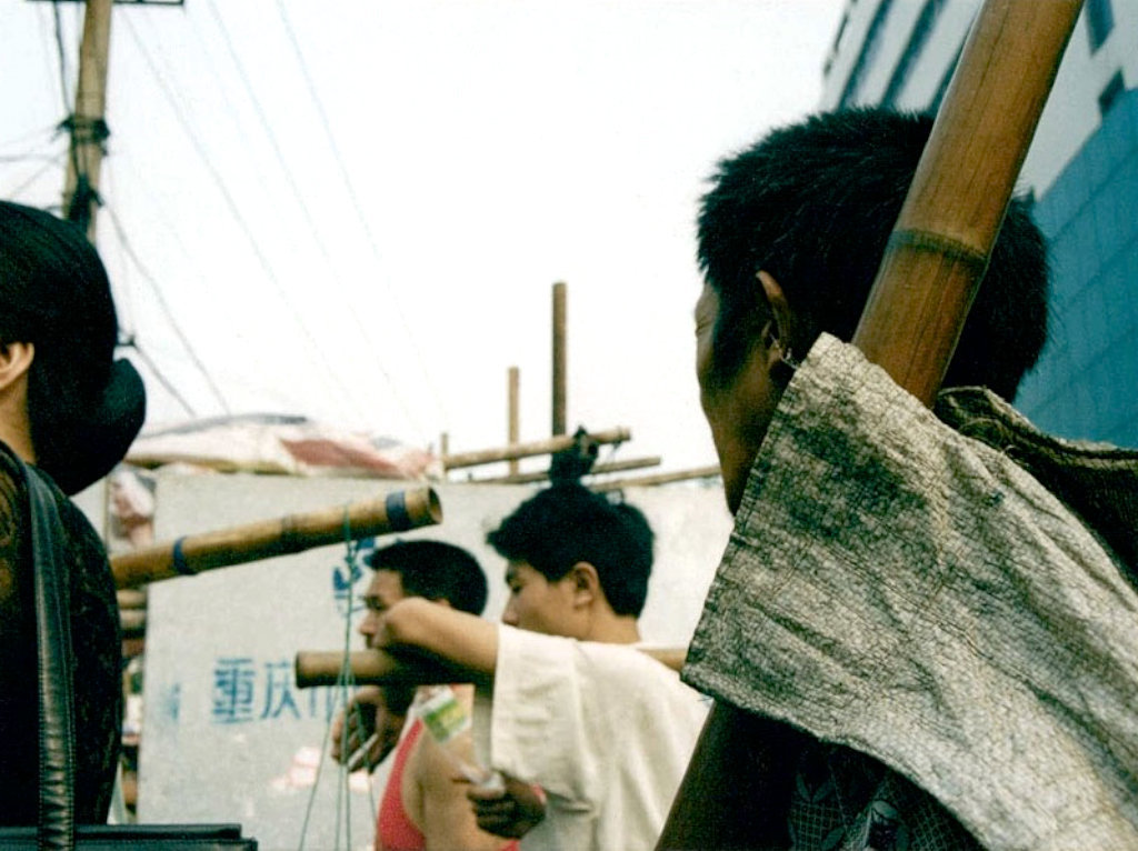 1990年代,重庆生活。随处可见的山城棒棒军。戴夫·史密斯