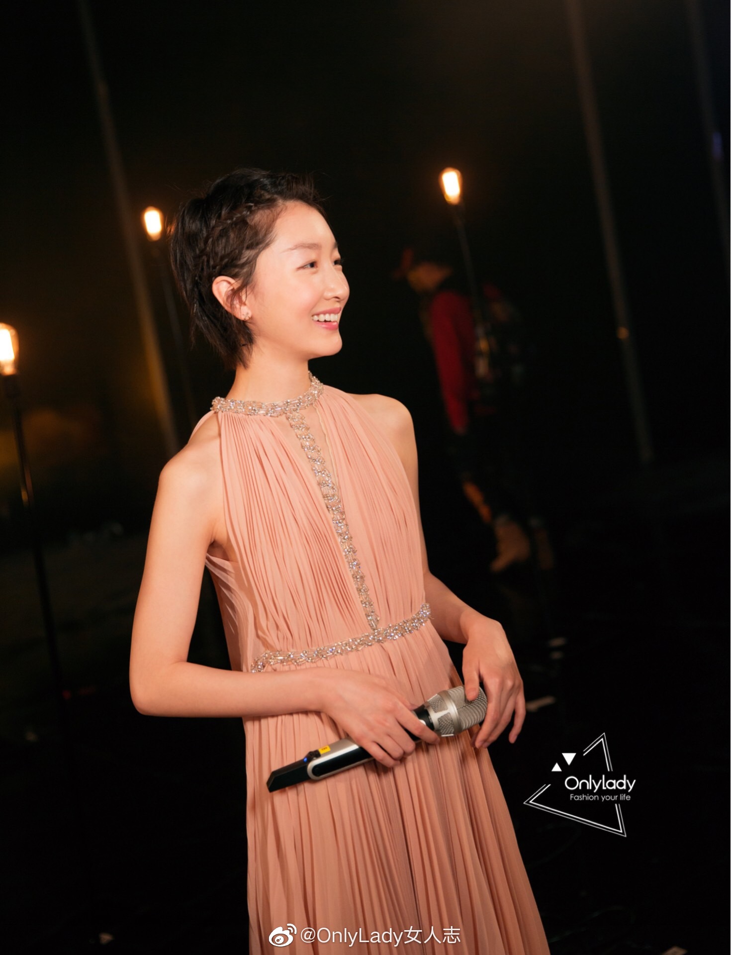 周冬雨 长裙造型亮相五四晚会,粉色轻纱甜美浪漫