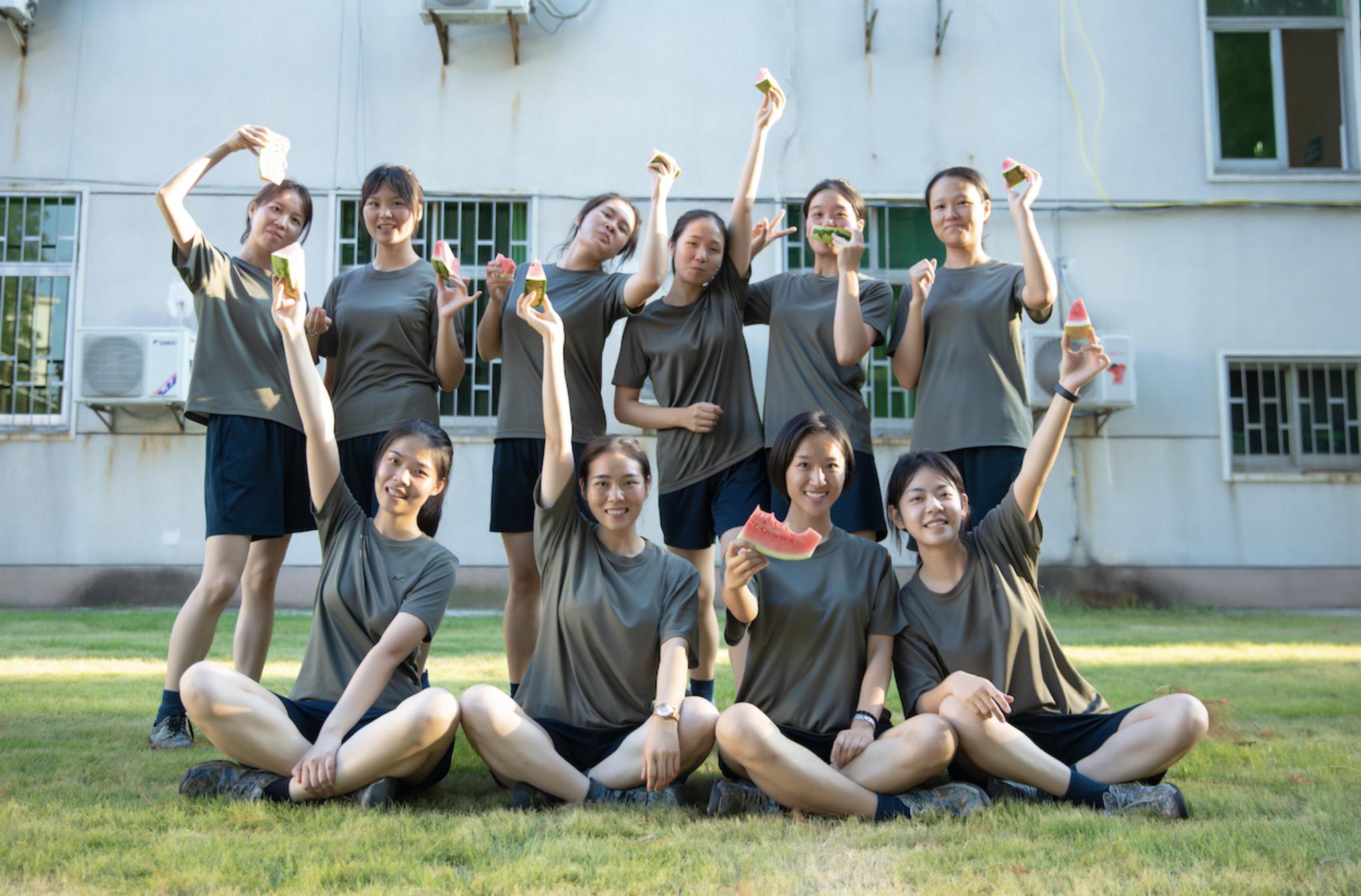 女空降兵笑起来可以有多甜让我来告诉你