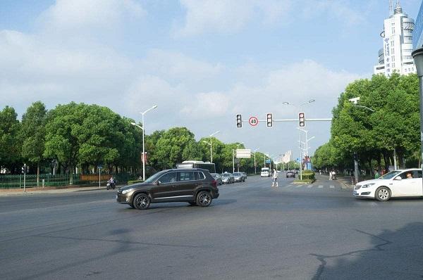 在路口转弯时,不能这样转,被发现8分500就没了,车主们注意