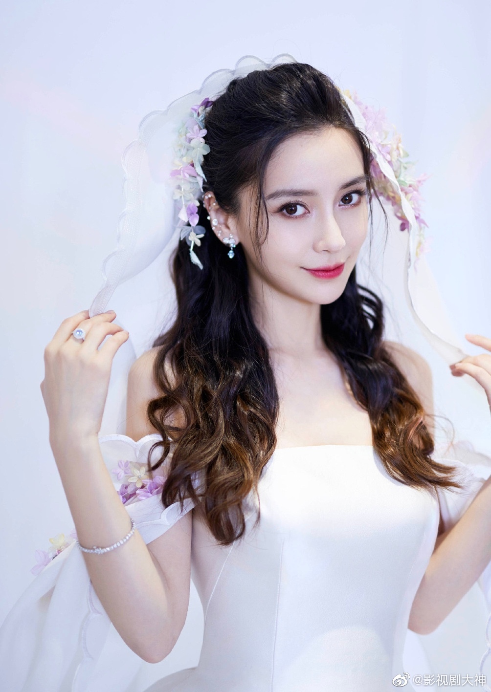 angelababy北京卫视春晚造型曝光,超仙的斗篷长裙,超美的!