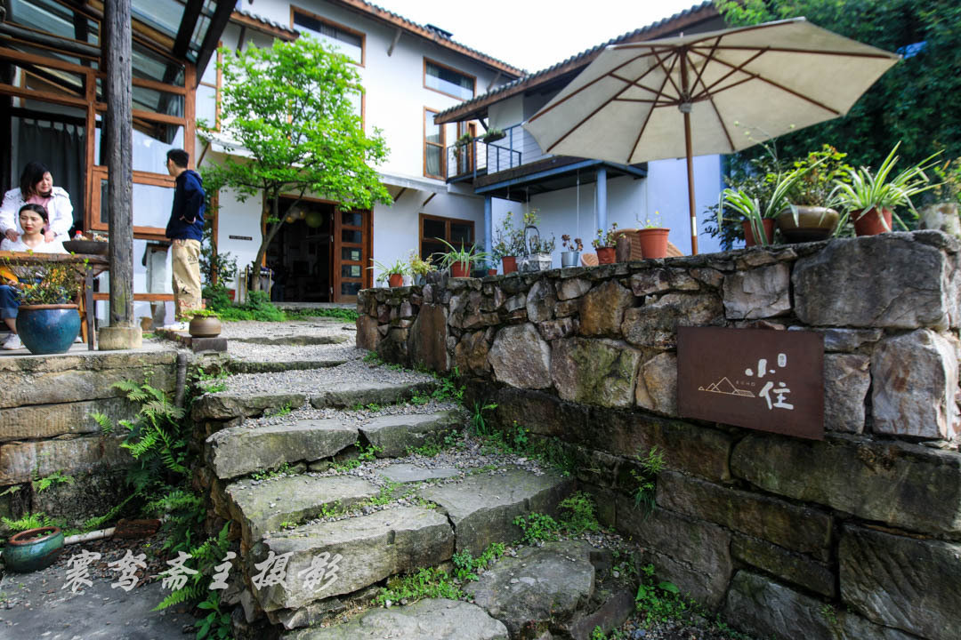 缙云山顶上有个缙云小住,这个不起眼的农家院却是重庆最火的民宿