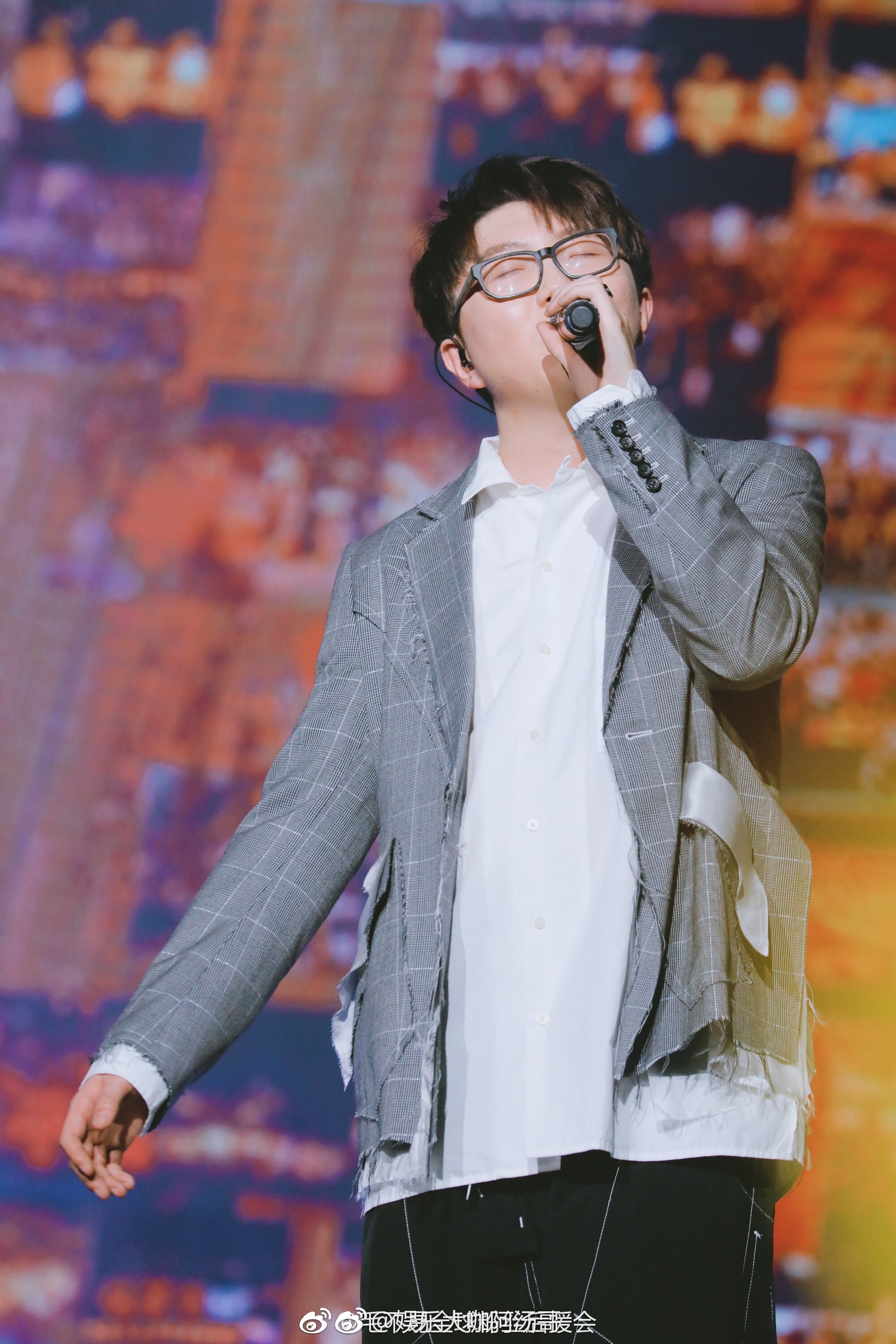 毛不易作为实力歌手,跃然纸上,据悉本次毛毛老师将带来两首歌曲唱响