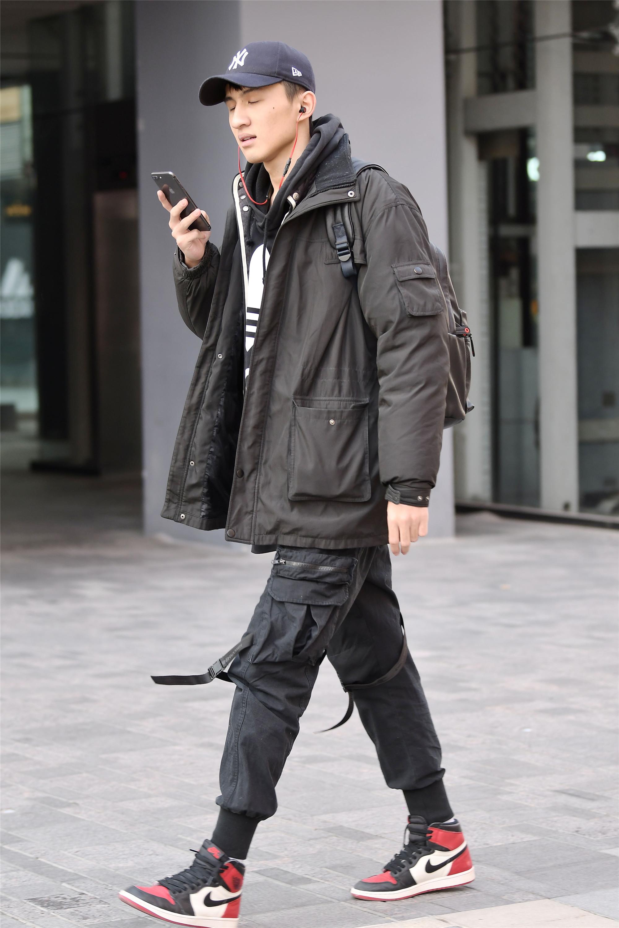 春天的男士应该怎么穿看一下时尚街区的小哥哥是如何穿搭的