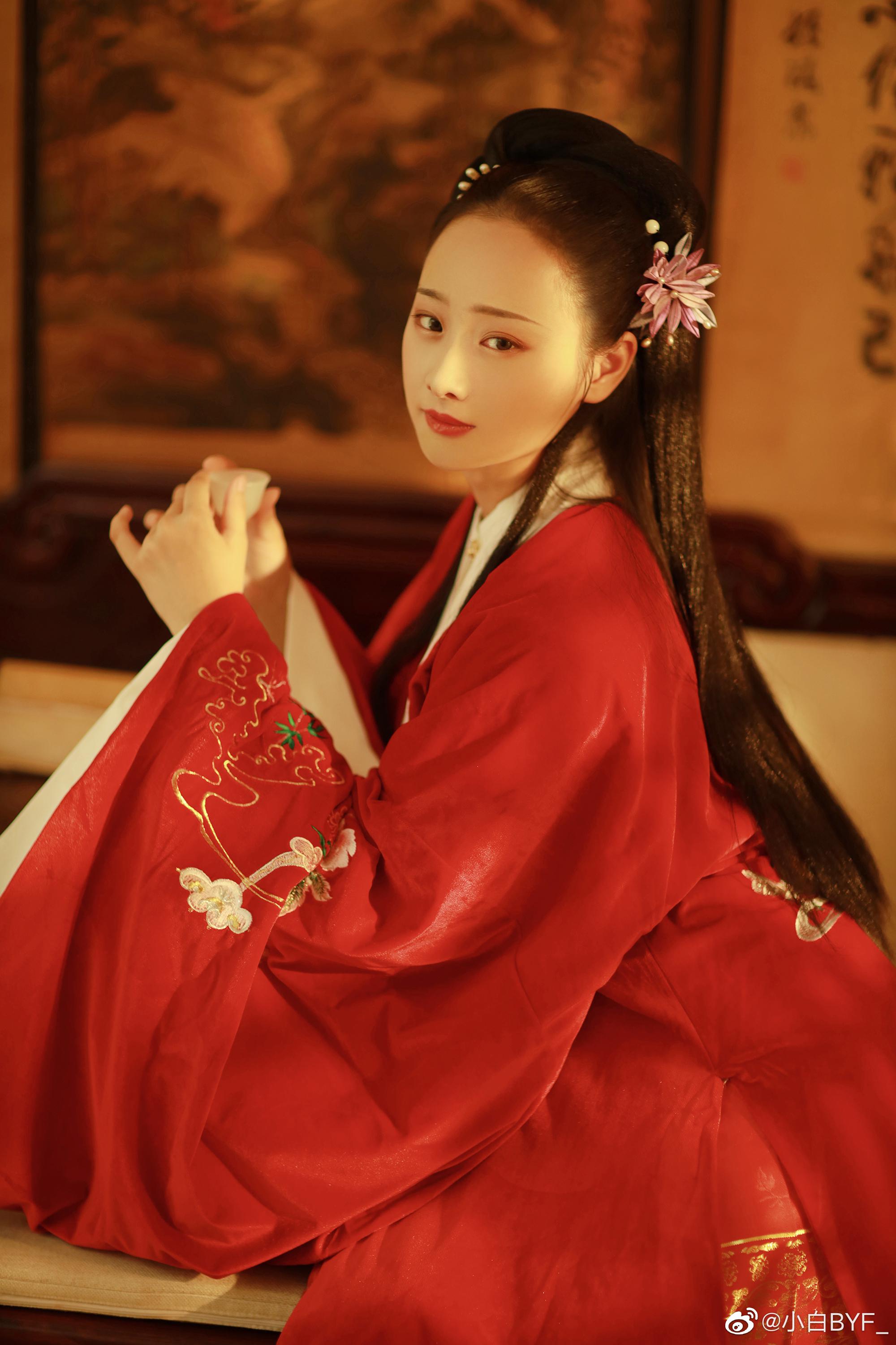 美人卷珠帘深坐颦蛾眉