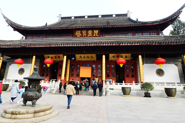 大殿后侧有二座精美的木质佛龛,原是清宫遗物,1979年运到寺内,分别