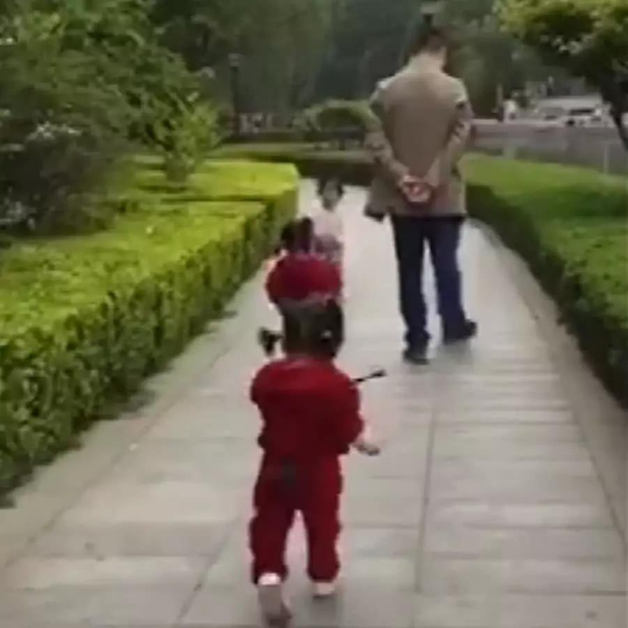 双胞胎模仿爸爸走路,动作简直"神同步",一看就是亲生的没错了