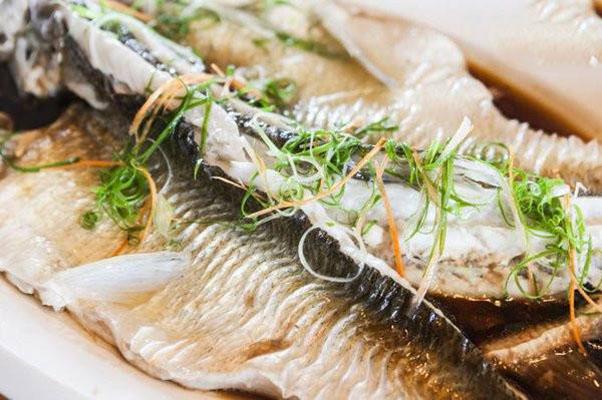 烟台鲍鱼烟台鲍鱼是山东省的特产,"海产八珍之一",素有"海味之冠"之称