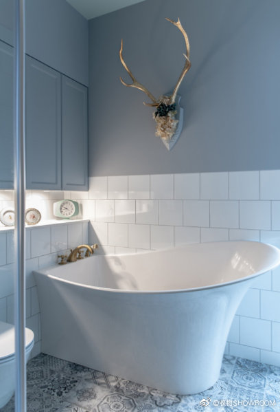 从颜色上,运用了冷色调,蓝色以及浅湖蓝色,地板则用灰色