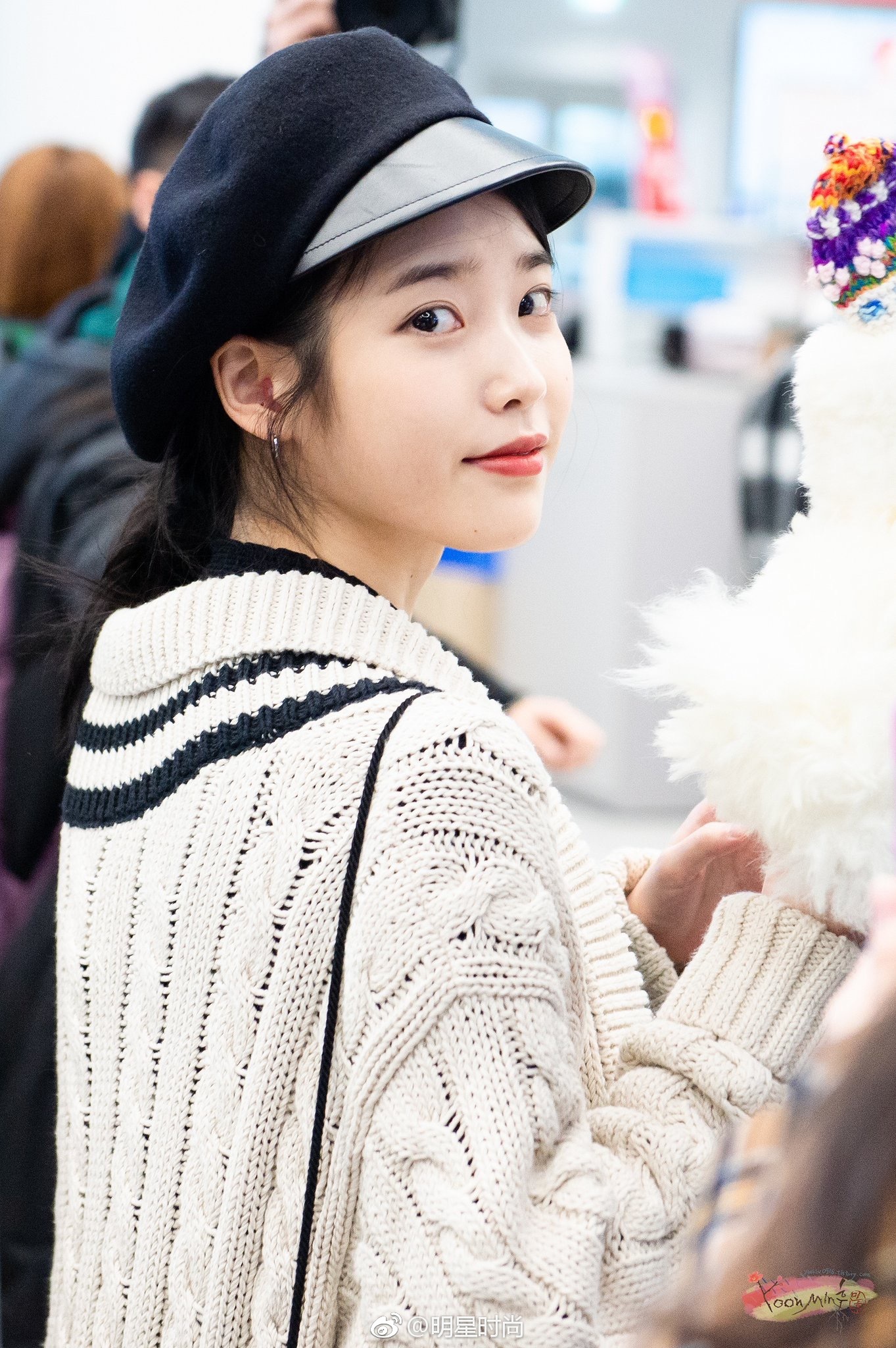 iu李知恩韩国仁川机场街拍,长款白色毛衣搭配黑色贝雷帽