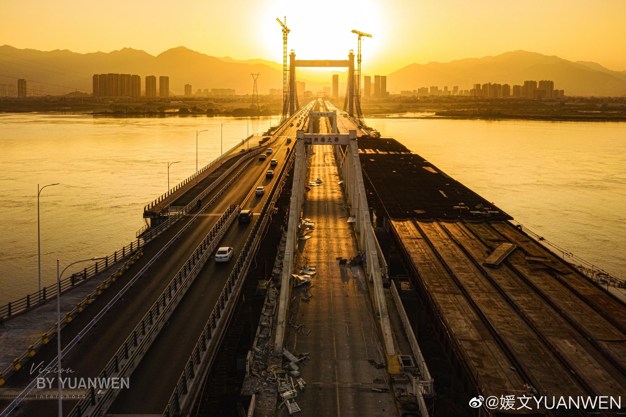 昨天福州夕阳下在建的新洪塘大桥,美翻了图来自: @媛文yuanwen
