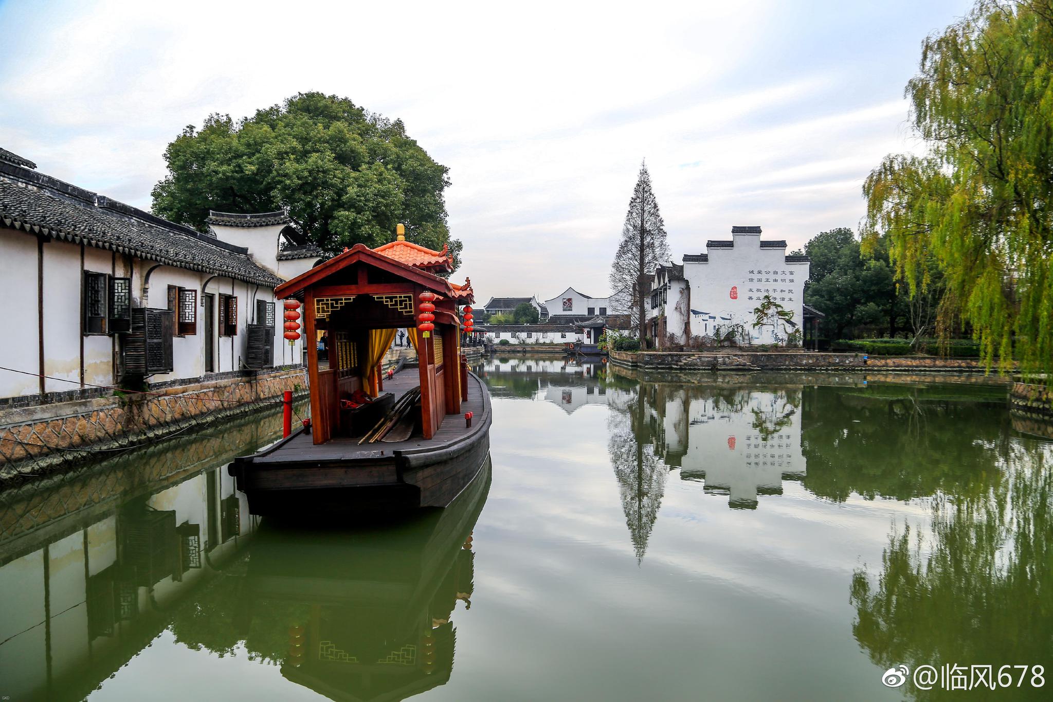 西塘漫步在这水城镇上,石拱桥倾斜在清澈的水面,街桥相连