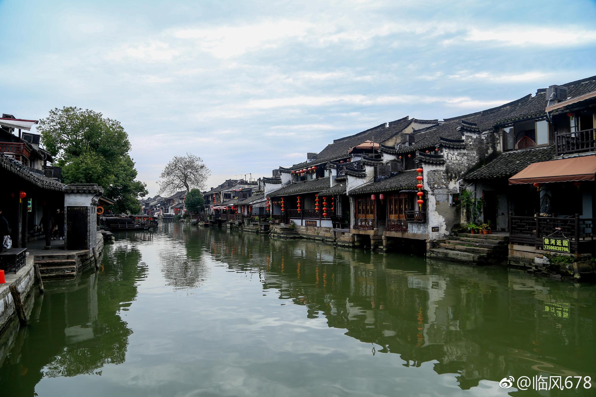 西塘漫步在这水城镇上,石拱桥倾斜在清澈的水面,街桥相连,依河筑屋
