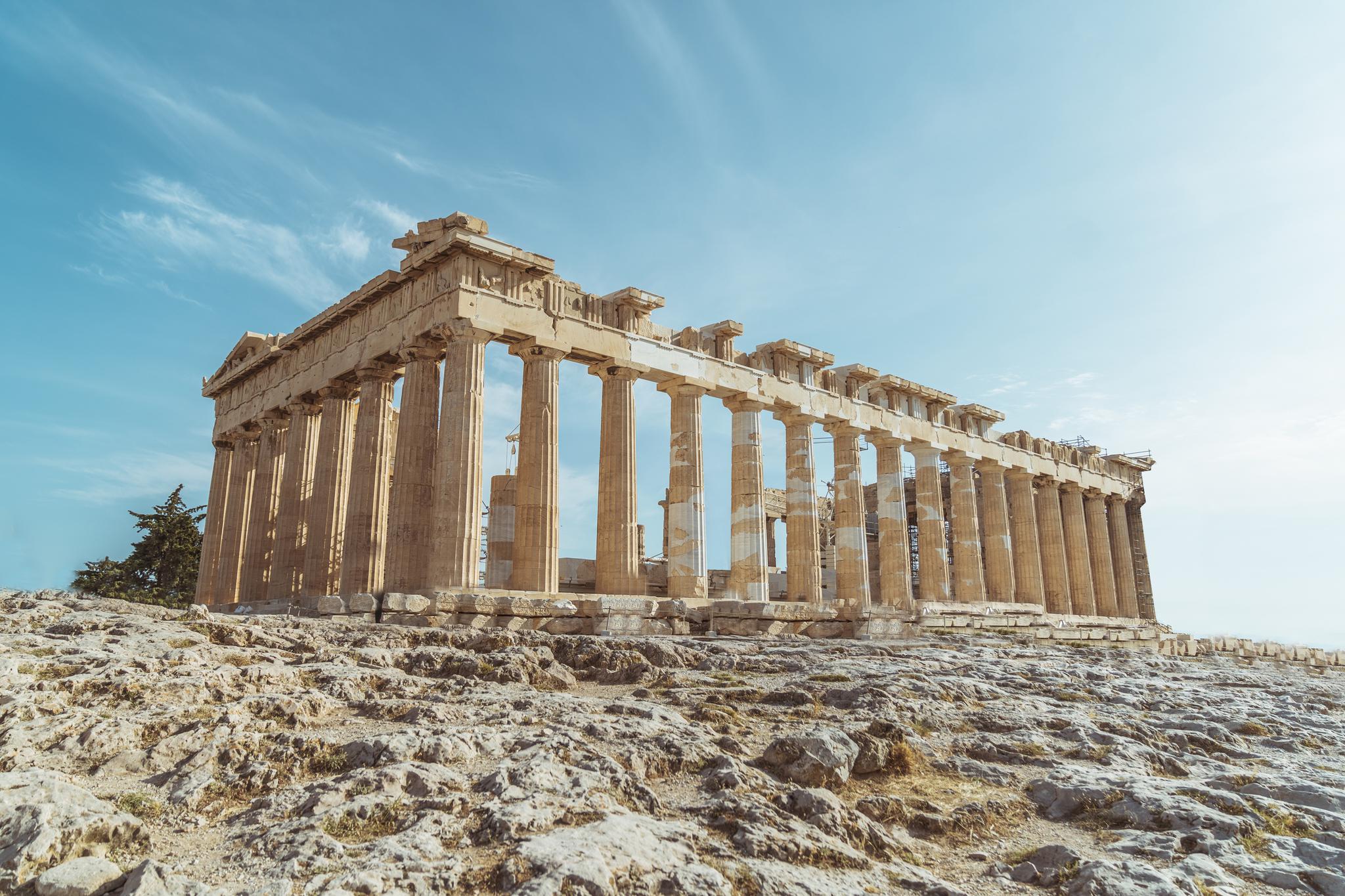 阳光照射着的希腊雅典卫城废墟中遗留下的帕特农神庙公元5世纪的文