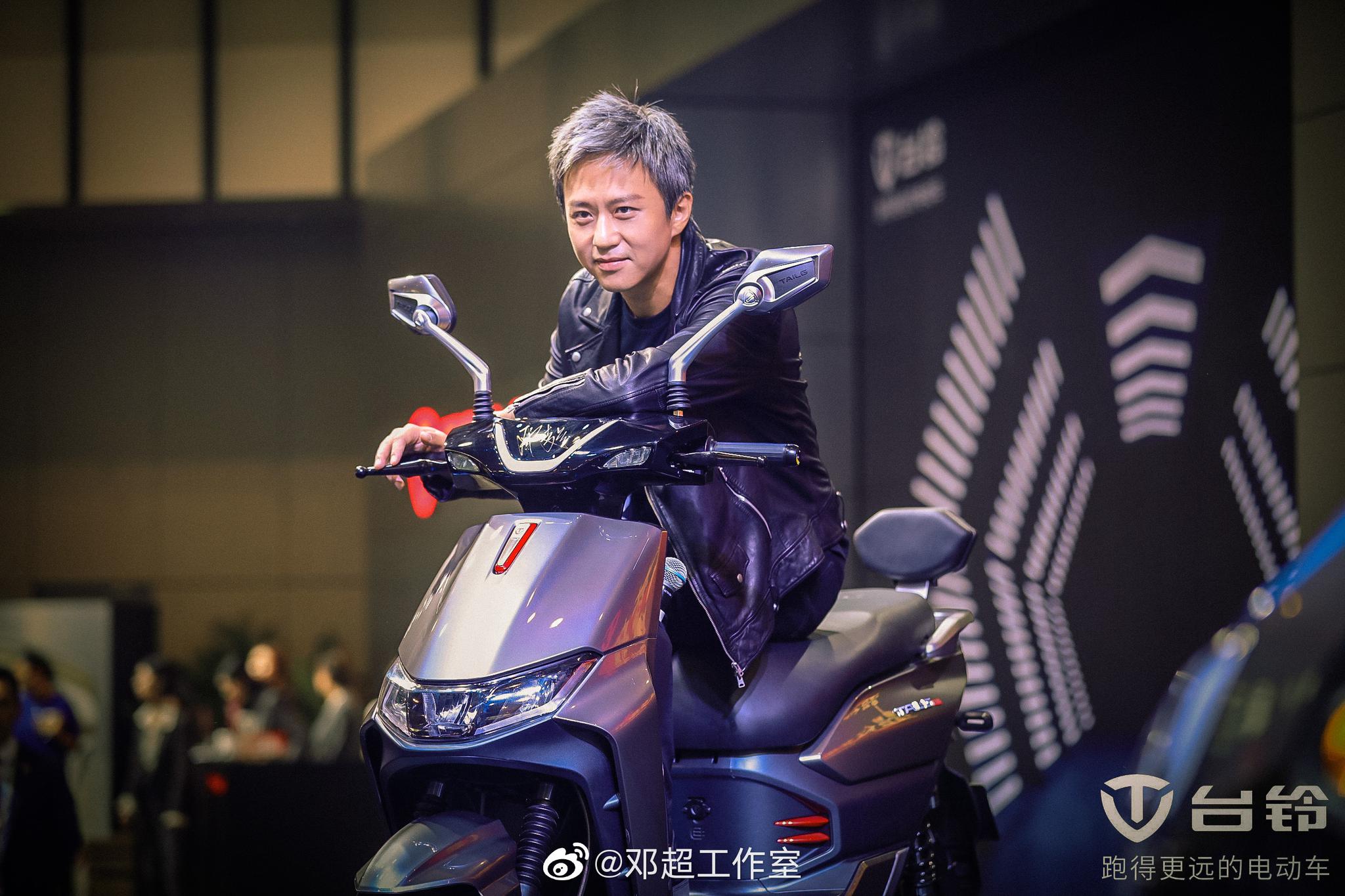 今天,台铃电动车代言人邓超潇洒空降南京