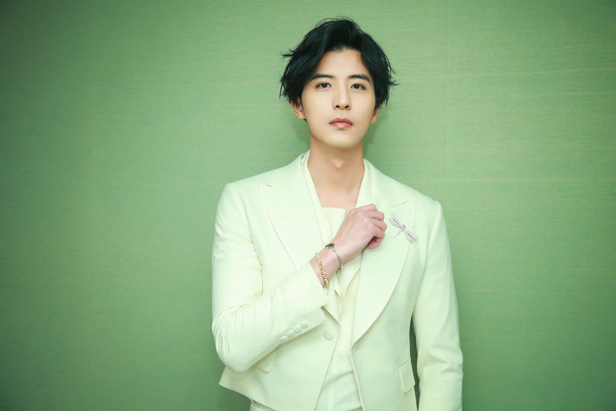 1 / 4 @徐开骋 身着纯白西服套装潇洒亮相,展现优越挺拔好身材.