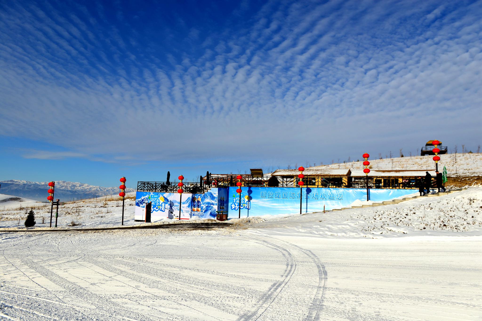 那拉提国际滑雪场位于伊犁新源县别斯托别乡哈木斯特村
