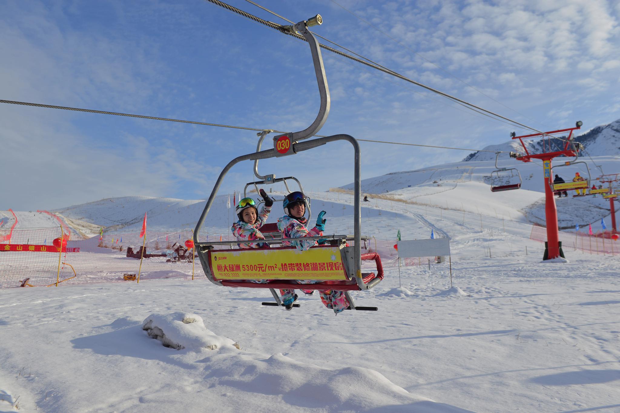 那拉提国际滑雪场位于伊犁新源县别斯托别乡哈木斯特村