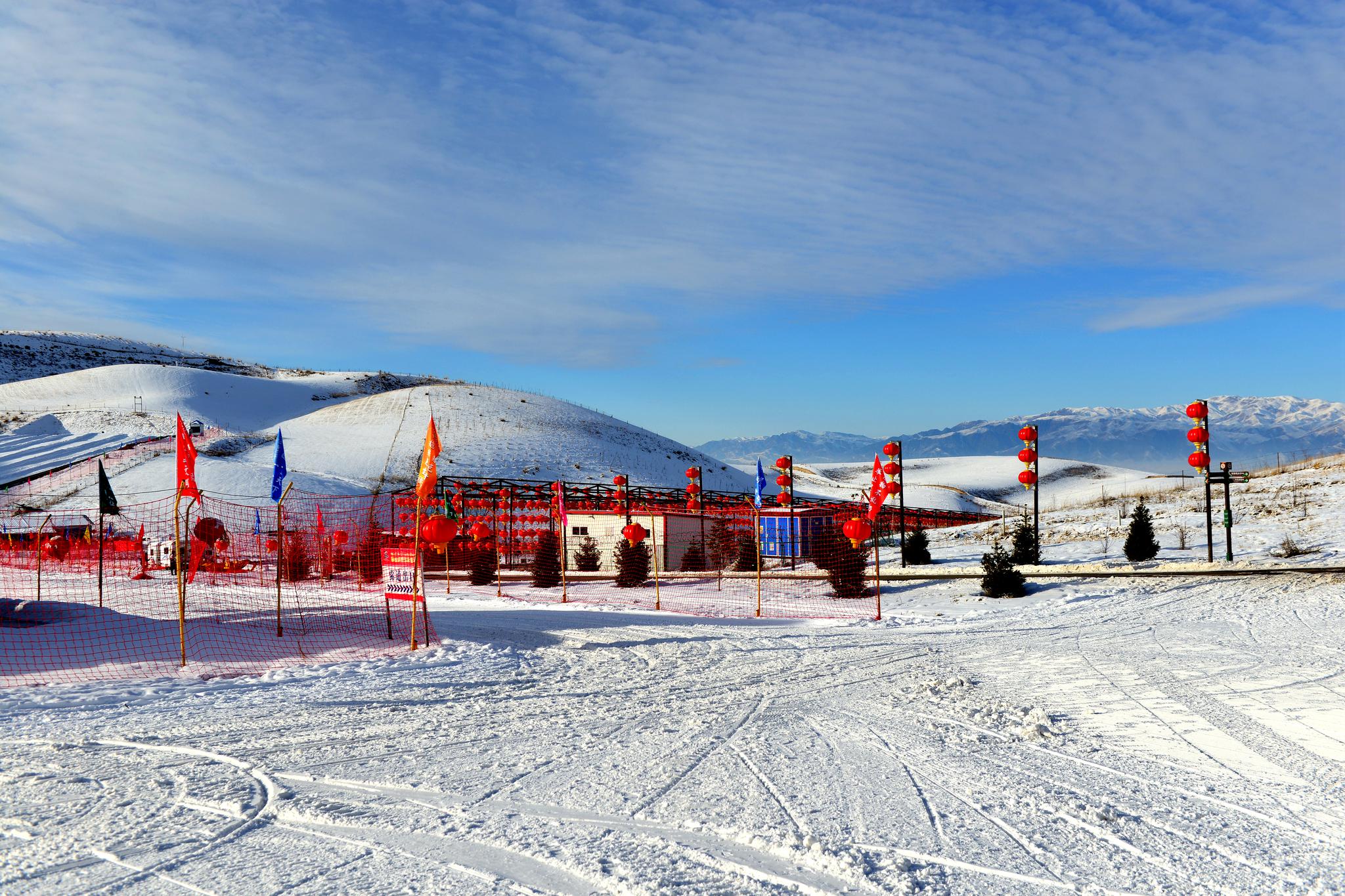 那拉提国际滑雪场位于伊犁新源县别斯托别乡哈木斯特村