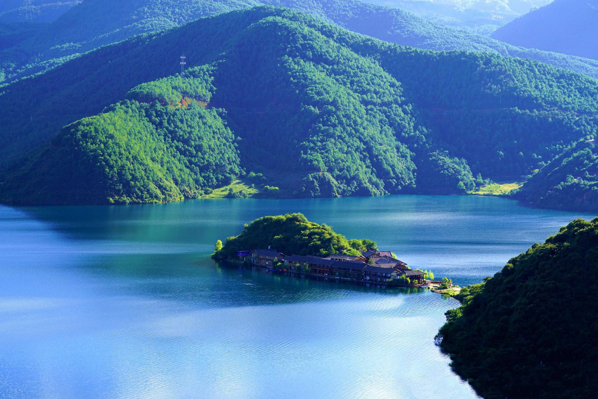 金山银山都不及泸沽湖的绿水青山.