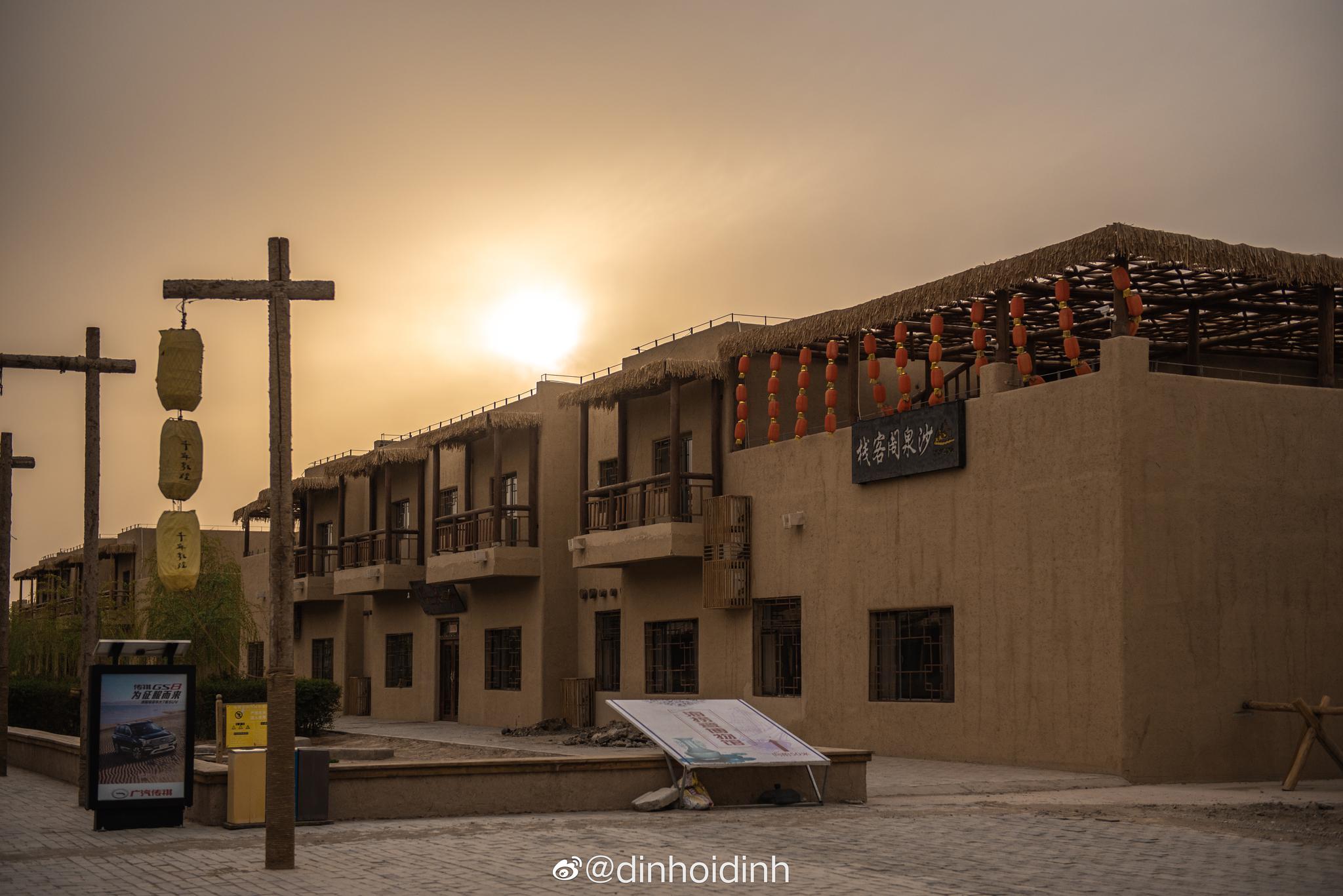 月牙泉小镇,一座充满西北风情的小镇,土黄的楼房整齐地列队着