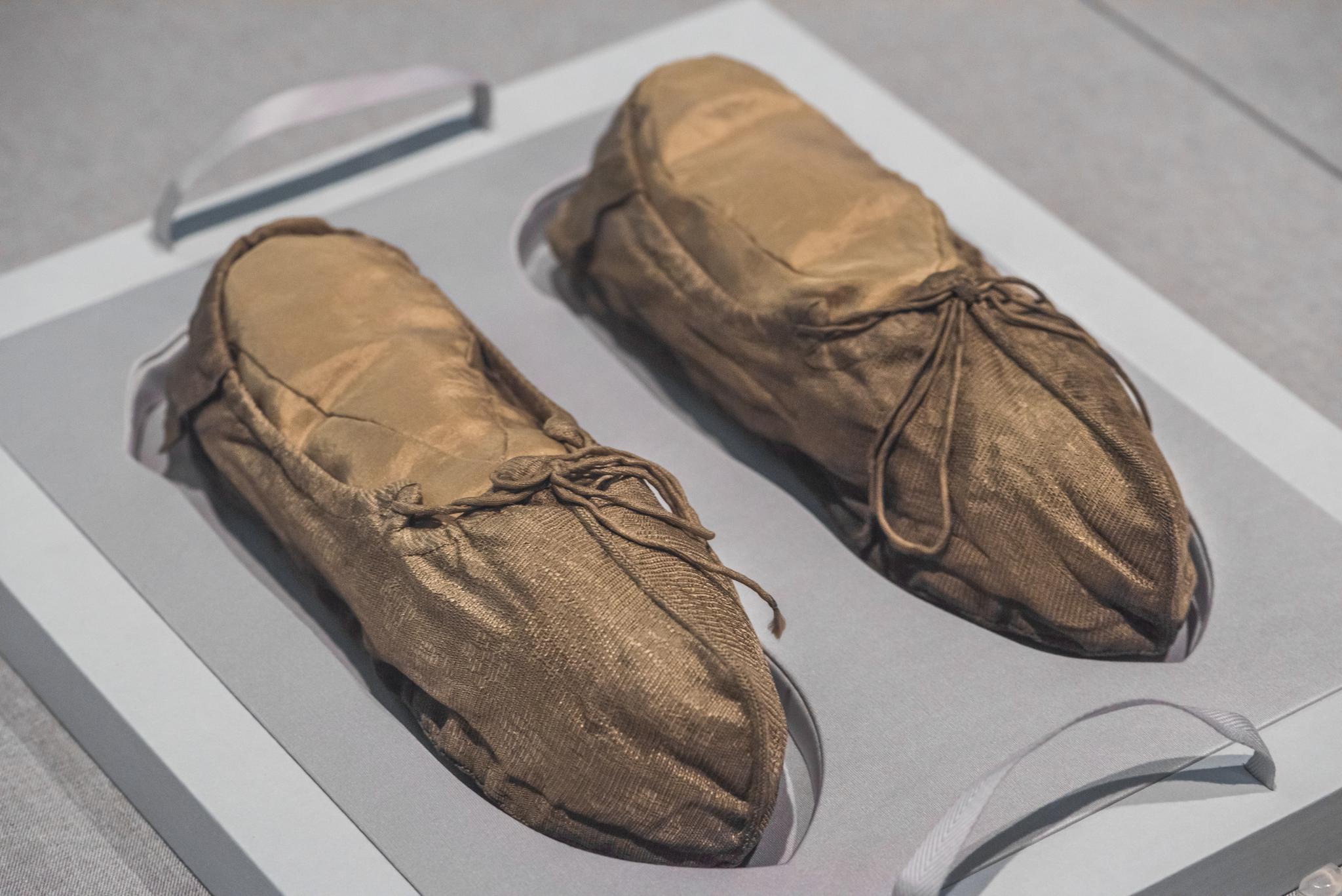 台州市黄岩区博物馆藏· 南宋黄色系带绫罗鞋