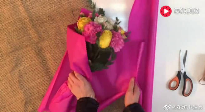 Diy花束包装 即使是简单的单色包装纸也能包出不一样的效果 Diy花束包装 即使是简单的单色包装纸也能包出不一样的效果