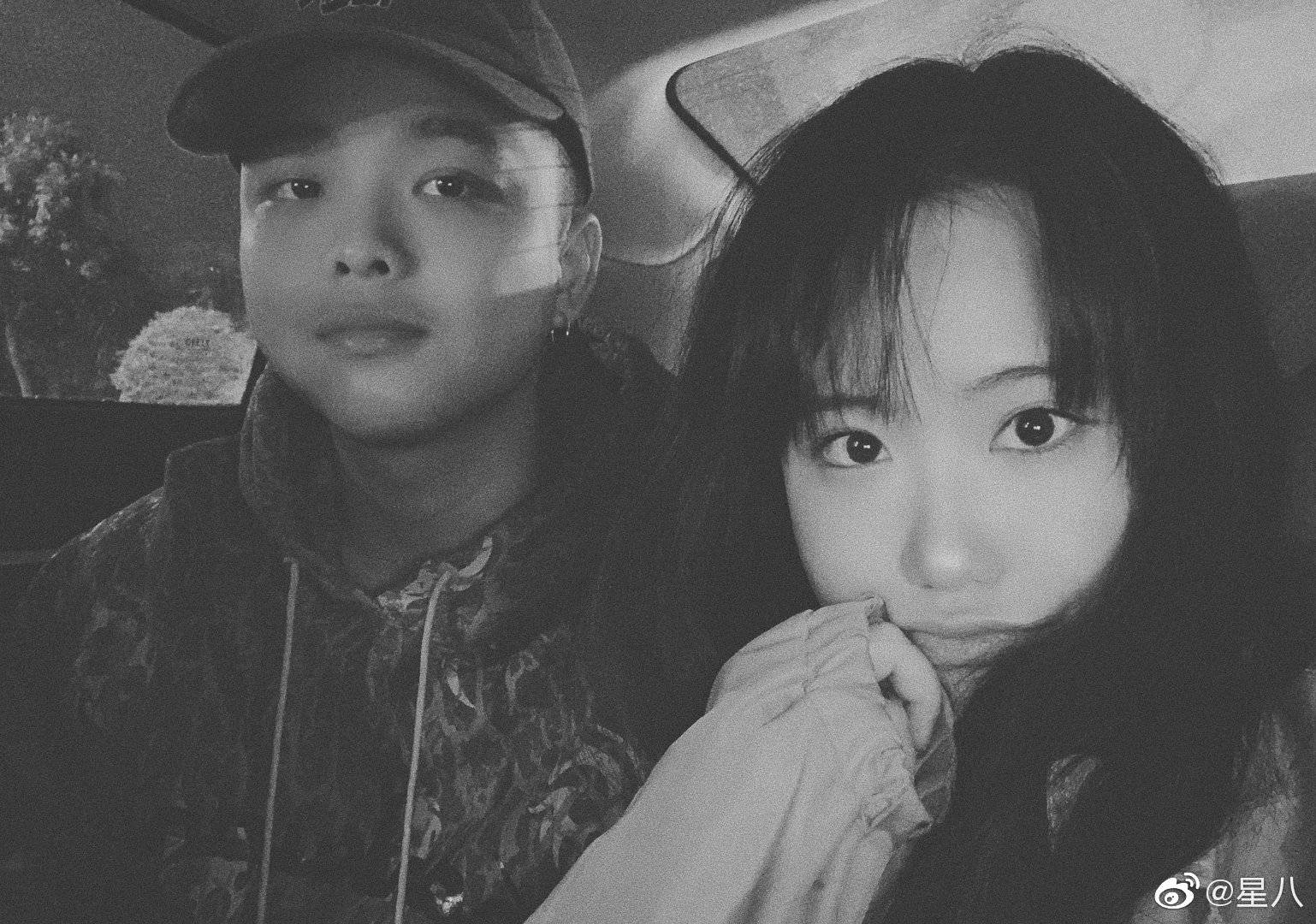 据说:李佳隆走到哪都带着女朋友,娱乐圈秀恩爱也太过分了吧