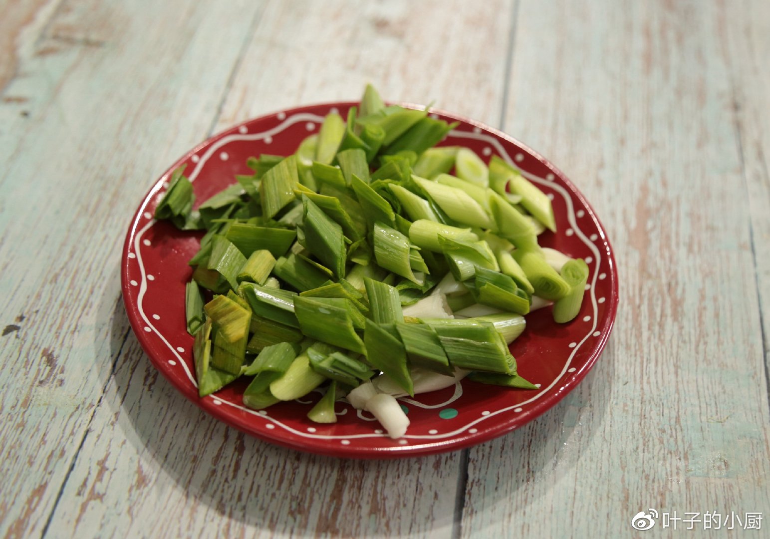 4,杭椒斜着切成小段,泡椒也斜着切成小段,泡姜切成片.