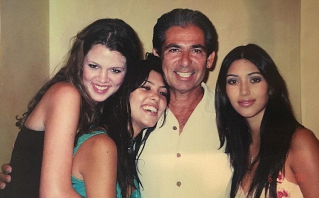 卡戴珊晒"青年照"缅怀父亲,没想到穿衣这么前卫,这穿着够勇敢