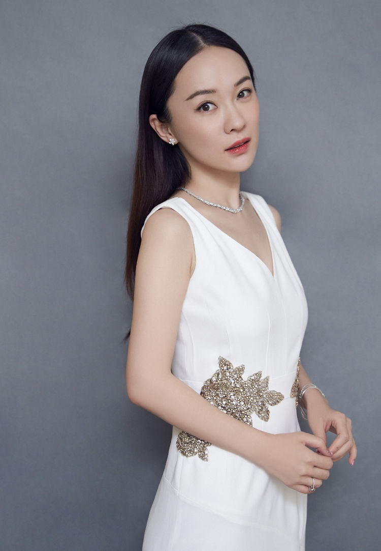 38岁霍思燕美回初恋,穿淡黄色抹胸裙与高颜值老公配一脸,真美