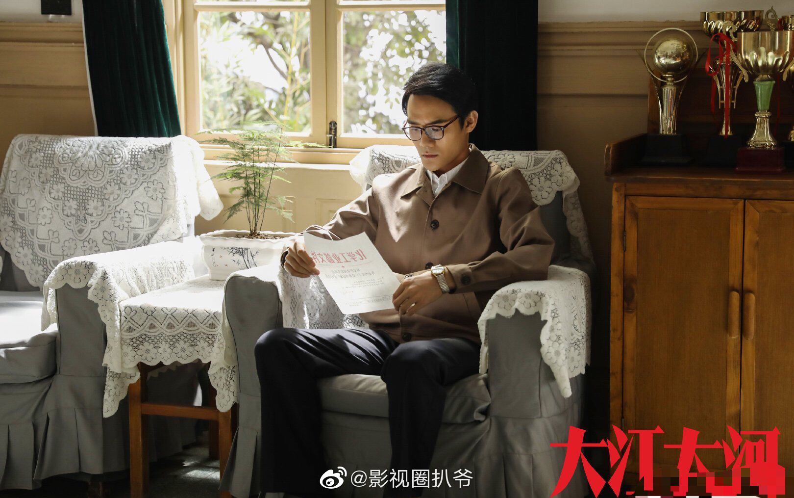 由王凯主演的电视剧《大江大河》获第十五届精神文明建设"五个一工程