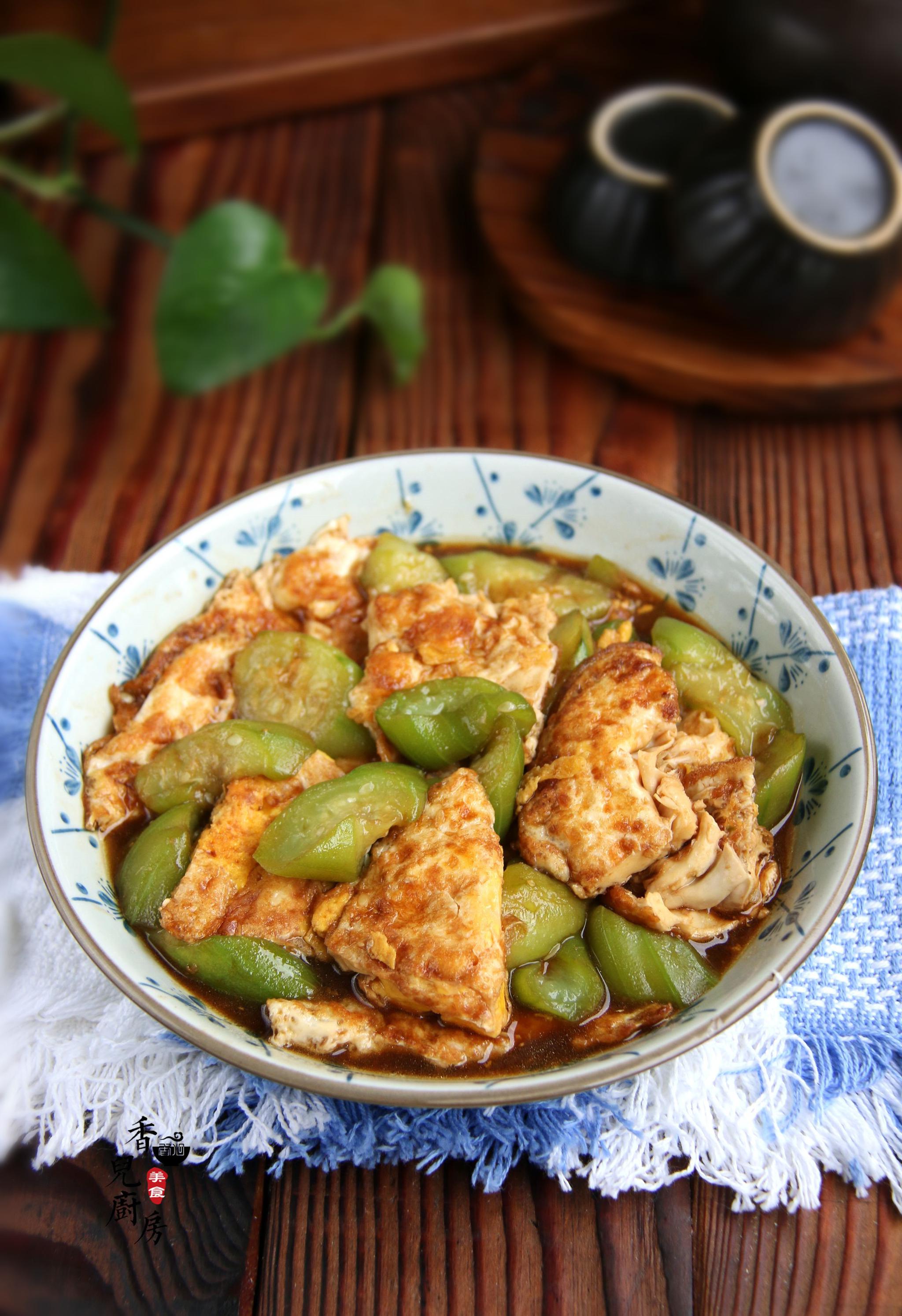 丝瓜别再炒鸡蛋了,试试这样做,入味又好吃,上桌就吃光光