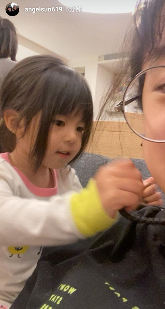 贾静雯大女儿晒与妹妹搞怪视频,4岁咘咘抿嘴卖萌,变得文静可爱|波妞