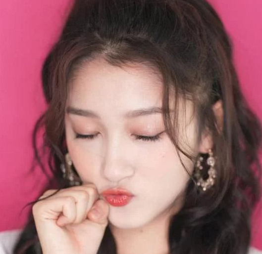 盘点娱乐圈女星嘟嘴卖萌照: 又萌又可爱, 哪一位最让你无法抵抗?