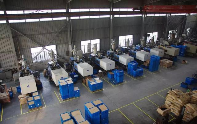 塑料厂老员工提辞职,老板加薪挽留,听完老板话直接拍桌而起!