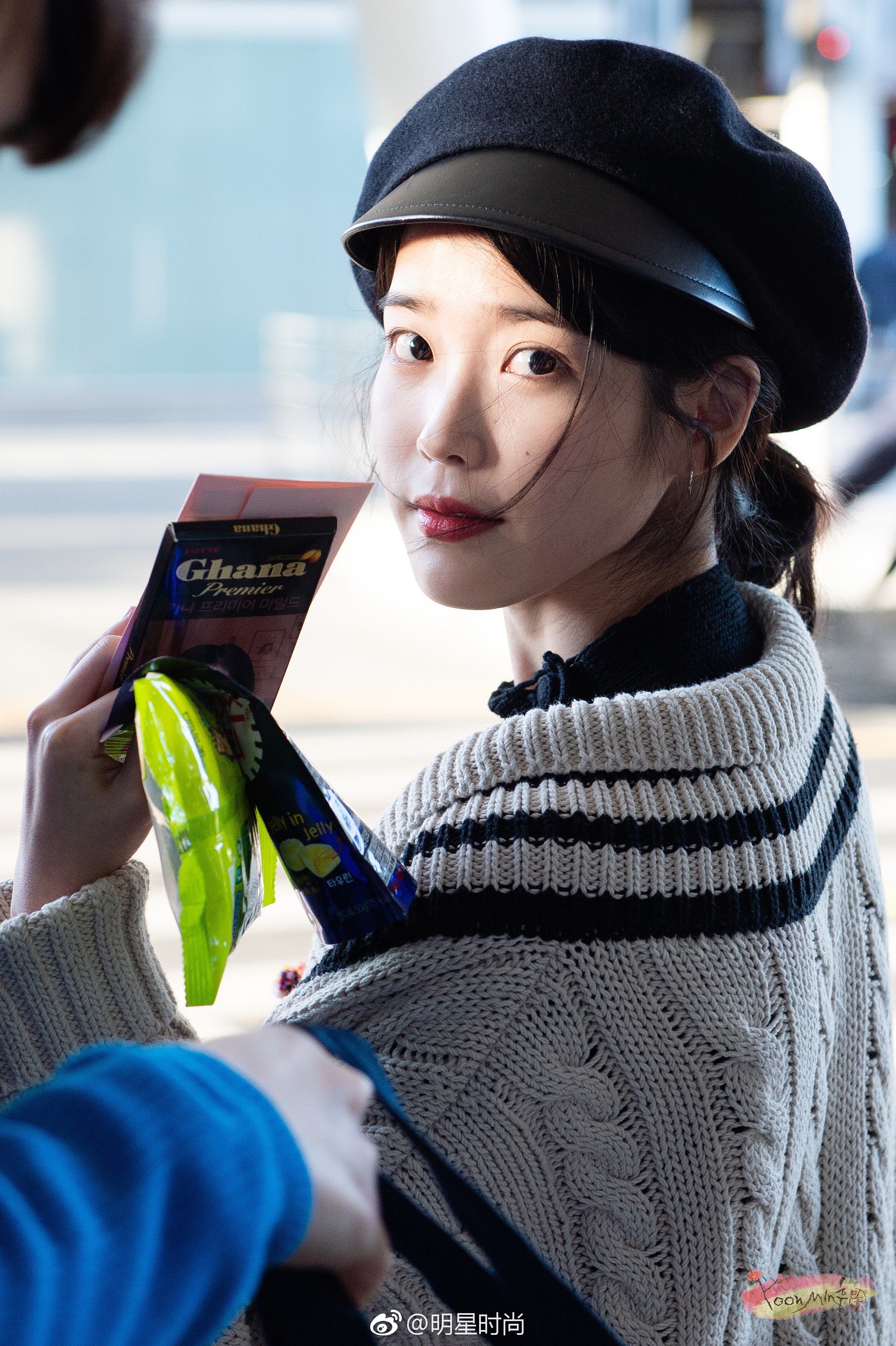 iu李知恩韩国仁川机场街拍,长款白色毛衣搭配黑色贝雷帽