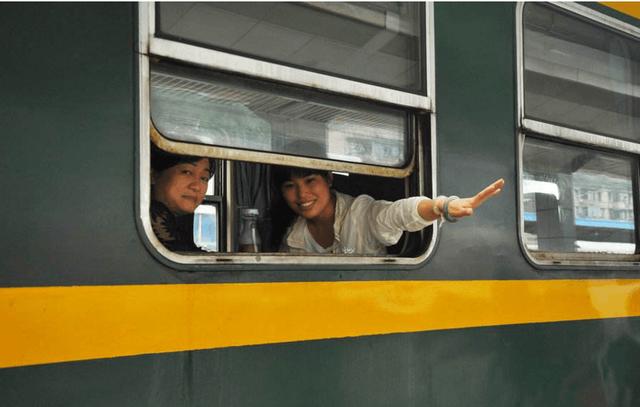 越南人到中国旅行,见到火车却不敢坐,朋友问了原因大笑不已