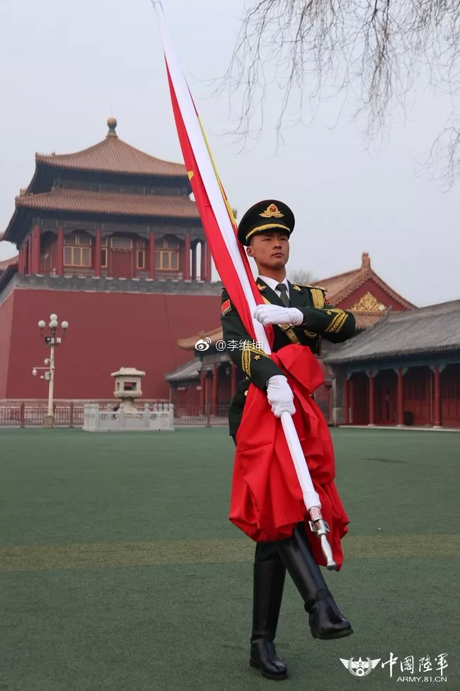 国旗护卫队升旗手袁晋爽只为那抹国旗红图为袁晋爽在天安门广场