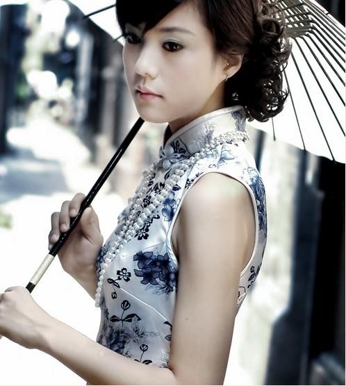 一袭素裙一把小伞闲庭信步只为和你相遇我不倾城