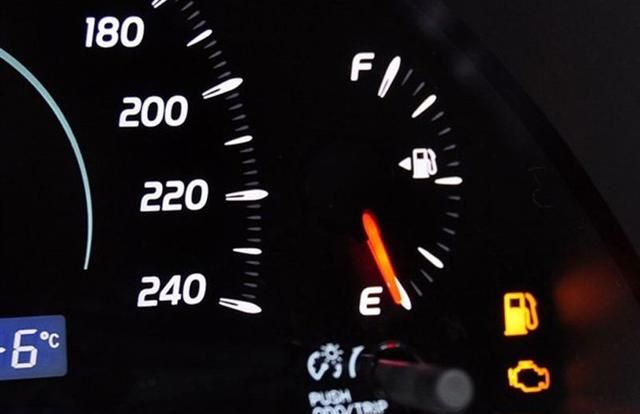 油表灯亮了汽车还能跑多远老司机大概这个数