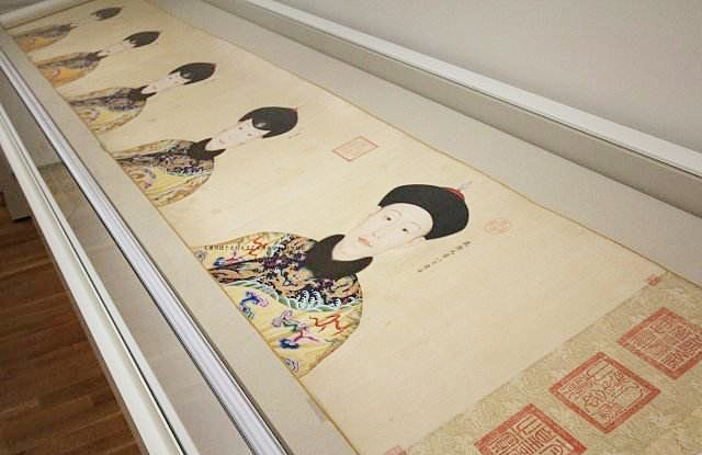 心写治平图画中的伊尔根觉罗氏(图六)长脸樱唇带着富贵之气,但也并