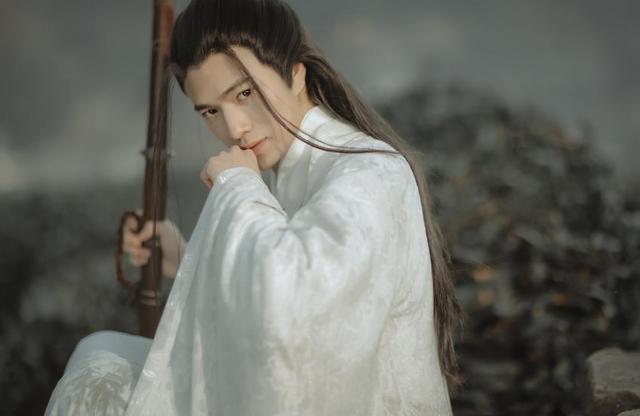 触手剑仙露脸直播!第一李白不打游戏转型试口红?粉丝:直男无误