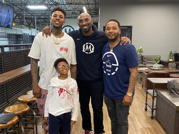 尼克-杨晒带儿子看球偶遇科比合照:这个疯狂老兄哈哈