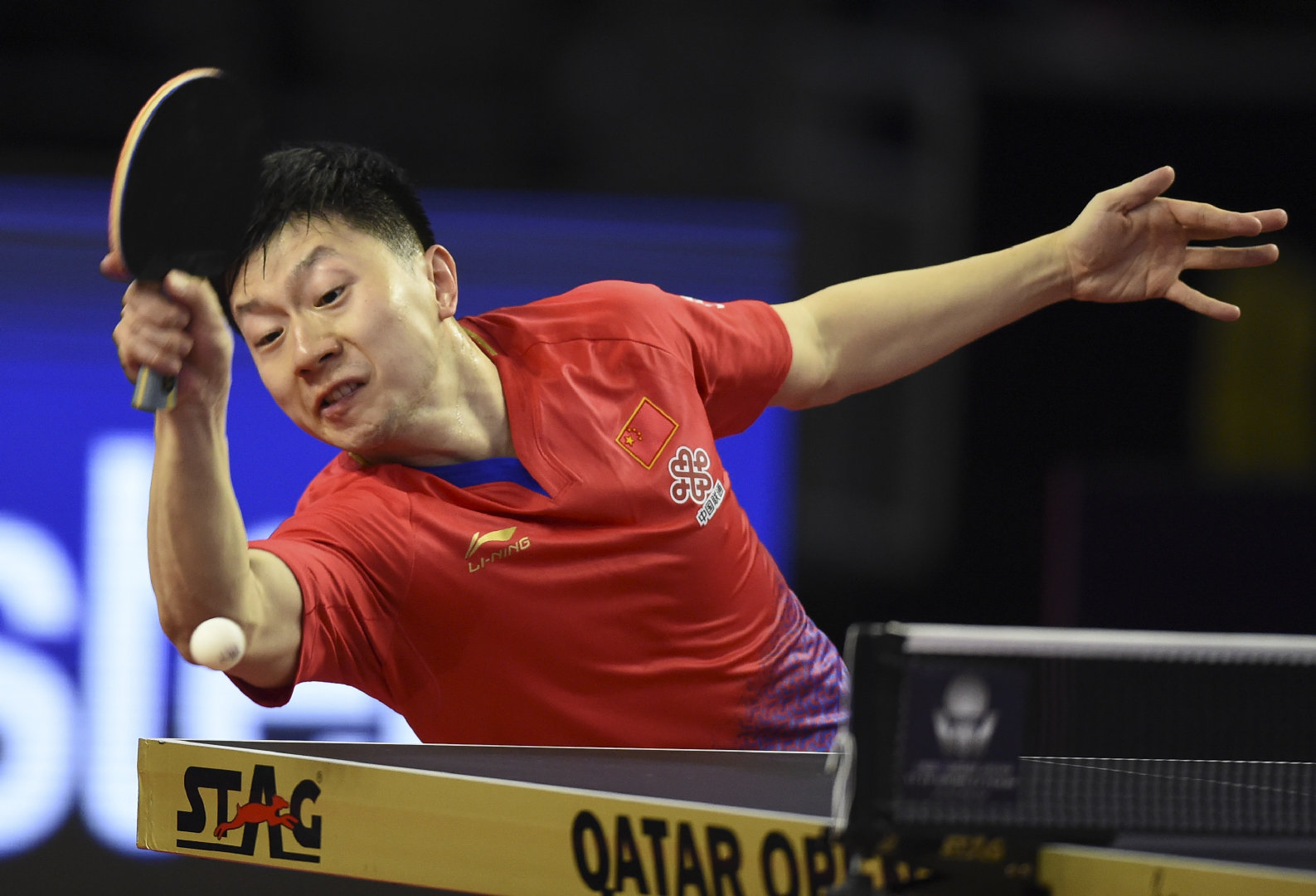 来一组马龙4-0水谷隼的组图,戴眼镜打球的大鸟你们见过吗?