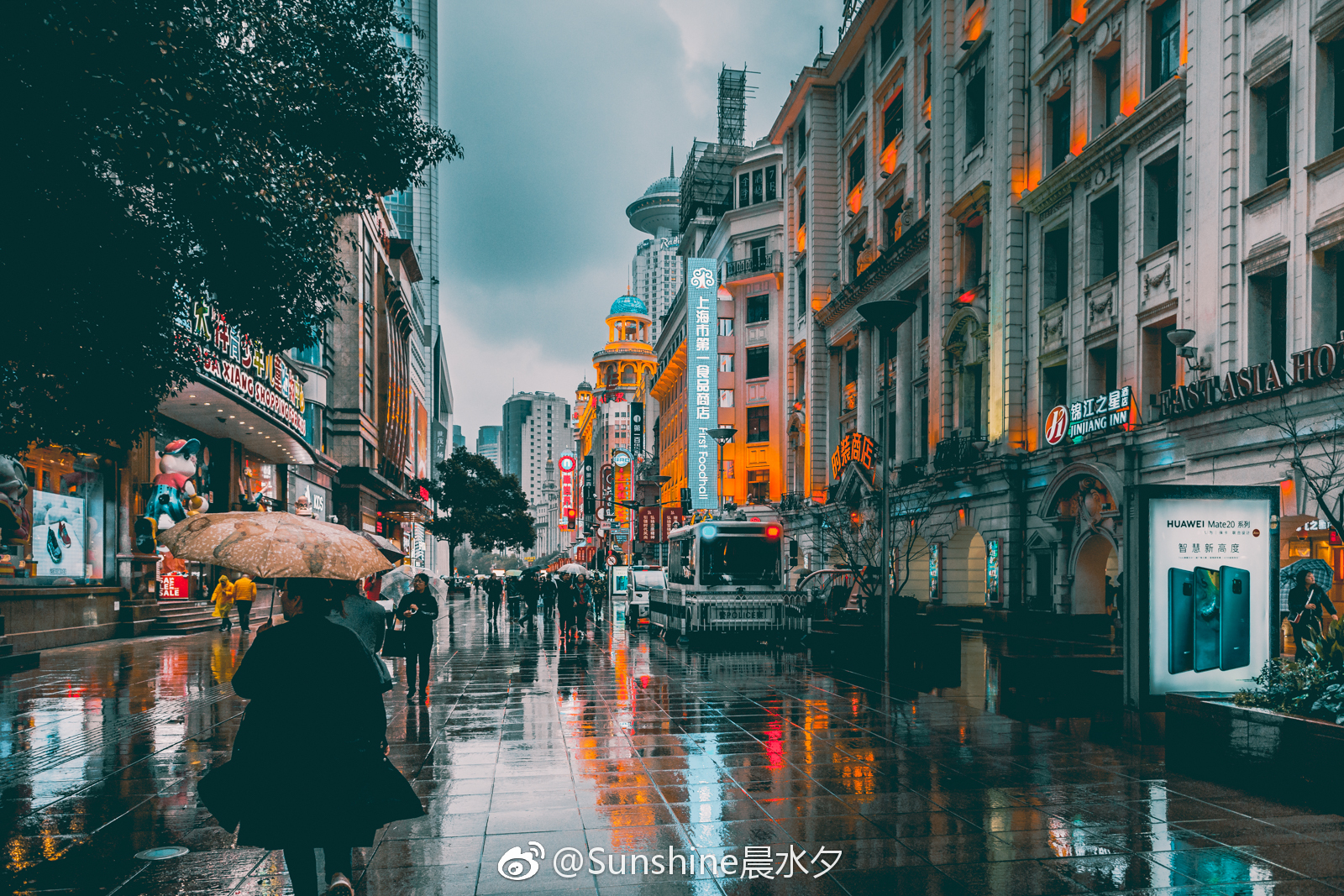 上海街头,雨中人。|雨中|上海_新浪新闻