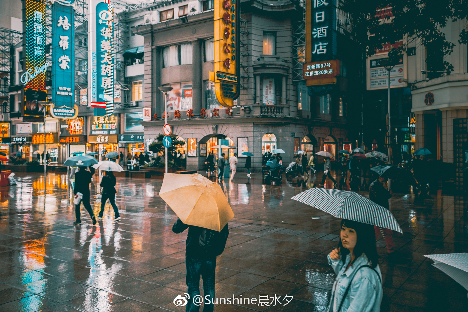 上海街头，雨中人。