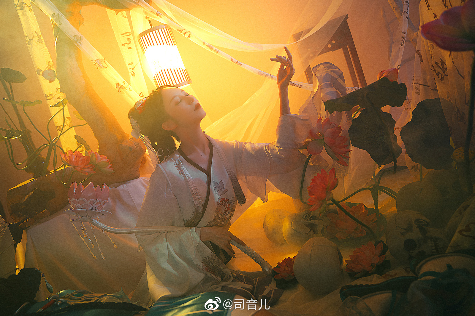 “我到人世来，被世人所误，都说人间有情，但情为何物|花影|夜行|人世_新浪新闻