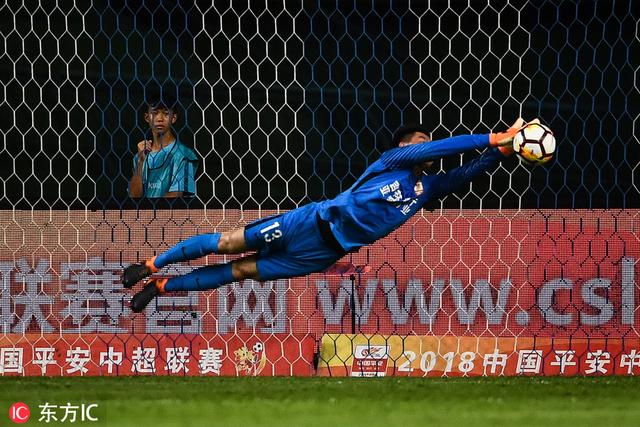 颜骏凌扑救(图片署名: 东方ic/ 东方ic 刘嘉良)2018年10月28日,河南